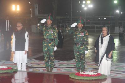 ভাষাশহীদদের প্রতি রাষ্ট্রপতি ও প্রধানমন্ত্রীর শ্রদ্ধা নিবেদন