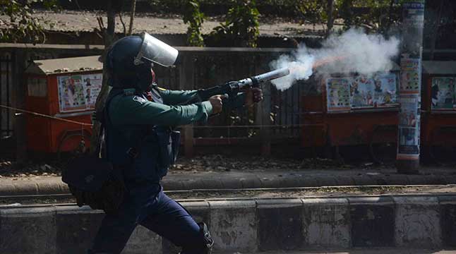 সুত্রাপুর থানা বিএনপির মিছিলে পুলিশের হামলা