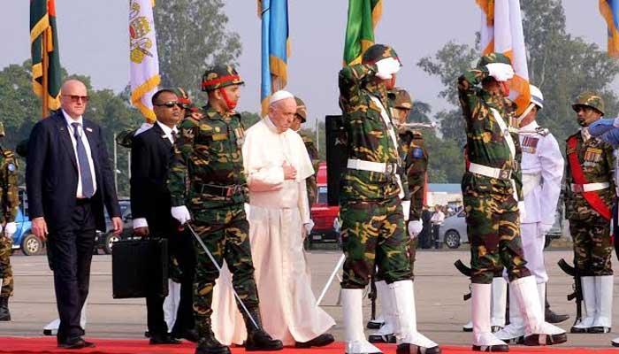 স্মৃতিসৌধে পোপ ফ্রান্সিসের শ্রদ্ধা